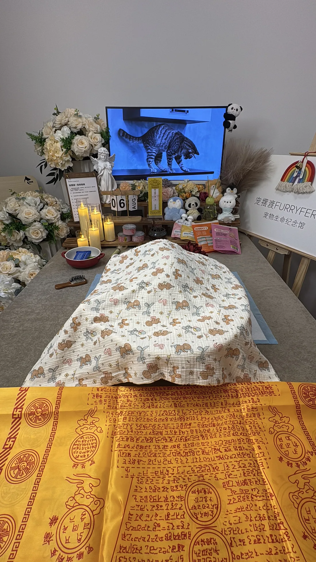 威海宠物告别仪式中的鲜花与纪念照片